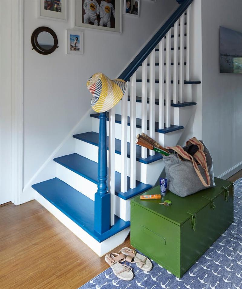 Préparation minutieuse d’un mur pour l’application d’une peinture mur vert olive avec ruban de masquage et bâche